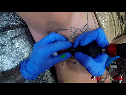 ❤️ Extremt tatuerade snyggingen Sully Savage fick en tatuering på sin klitoris ❤️ Porno at sv.ph-vassena.ru ﹏